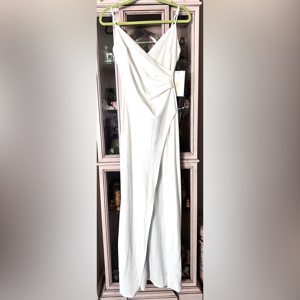 HONEY & ROSIE White Maxi NWT
Pleated Waist Slit V Neckline Thin Straps Sz M